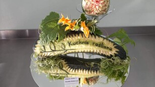 dekoracje z warzyw i owoców metodą carvingu