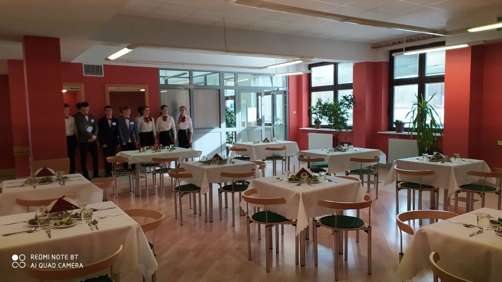 pracownia obsługi konsumenta - widok na zastawione stoliki w restauracji szkolnej
