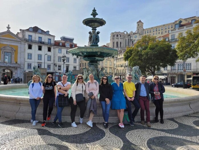 uczestnicy wyjazdu na tle jakiejś fontanny w Portugalii