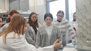 uczniowie w laboratorium badają wpływ temperatury i jonów wapnia na działanie podpuszczki