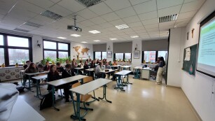 Uczniowie uczestniczą w zajęciach na temat: Zielona technologia – szansa dla środowiska