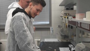 przygotowanie przez uczniow próbek szkiełek na wprowadzenie kolonii bakterii