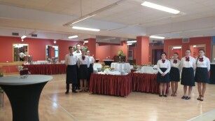 uczniowie w roli kelnerów w restauracji szkolnej