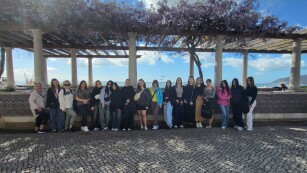 3)	Zdjęcie grupowe uczestników projektu w punkcie widokowym w Setubal Portugalia