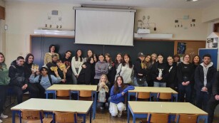 2)	Wspólne zdjęcie polskich i portugalskich uczniów biorących udział w  projekcie Erasmus+
