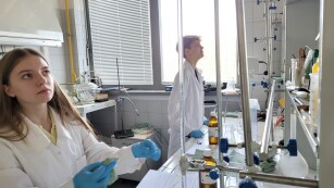Uczennice podczas wykonywania miareczkowania alkacymetrycznym próbki mleka mianowanym roztworem wodorotlenku sodu w obecności fenoloftaleiny jako wskaźnika