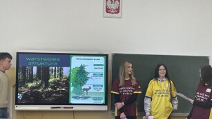 uczniowie przedstawiają prezentację o lasach