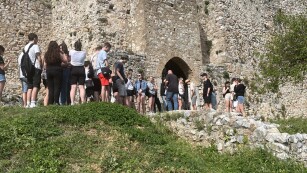 Grupa uczniów przed średniowieczną twierdzą w Platamonas