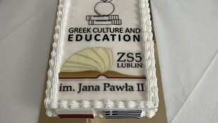 Tort z logo szkoły oraz organizacji partnerskiej