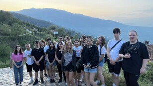 Grupa uczniów w górach, w tle widok masywu Olimp
