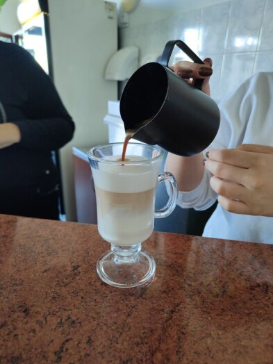 przygotowywanie kawy latte