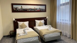 szkolny pokój hotelowy - łóżko