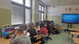 uczniowie wykonują na komputerach test korzystając z platformy Quizizz