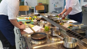 przygotowanie potraw w studio kulinarnym