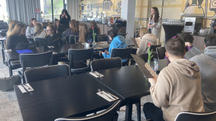 uczniowie znajdują się w sali restauracyjnej, zapoznają się z menu, analizują ceny, poznają mechanizmy powstawania kosztów w gastronomii