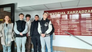 uczniowie przed budynkiem wydziału zarządzania Politechniki lubelskiejan