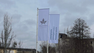 – flagi przed budynkiem hotelu z napisami: Olimpiada Umiejętności Hotelarskich, Willa Port *****