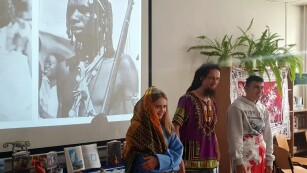 uczniowie w czytelni prezentuja ubrania i nakrycia głowy z Madagaskaru
