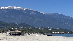 Plaża u podnóża góry Olimp w miejscowości Nei Pori