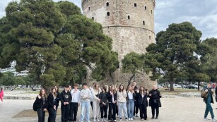Grupa uczniów na tle Białej Wieży w Salonikach