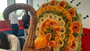 dekoracja paw z owocow