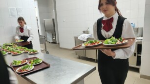 Kelnerki serwują obiad