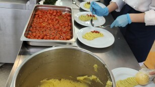 Wydawanie dania zasadniczego: nadziewanych roladek schabowych z ziemniakami puree i warzywami