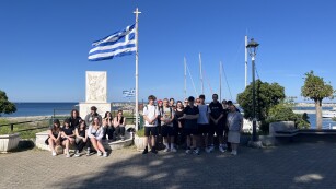 Grupa uczniów na tle portu w Platamonas w Grecji.