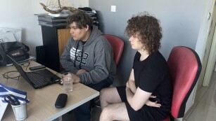 Dwóch uczniów pracuje przy komputerze.