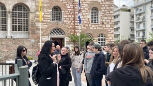 Grupa uczniów przed Bazyliką świętego Dymitra w Salonikach